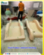 Pekerja di bengkel fiberglass merapikan dua cetakan seluncur krem; teks Hasil Product sebelum finishing dan logo Endofiberglass.