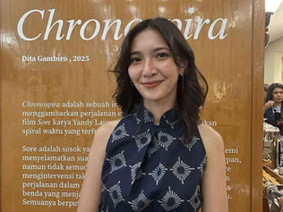 Foto Sheila Dara dengan model rambut cantiknya di Film Sore Istri dari Masa Depan