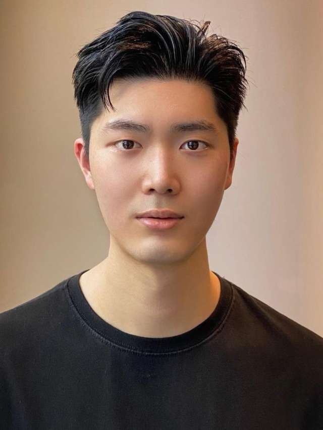Tampil dengan gaya Korea dengan Two Block Comma Hair Pendek untuk wajah oval