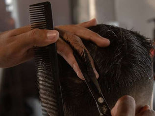 Cari tau harga potong rambut pria di salon dan manfaat melakukan layanan di salon terdekat