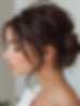 Gaya messy lower bun untuk rambut keriting, memberikan kesan effortless namun elegan dan rapi, ideal untuk berbagai acara spesial