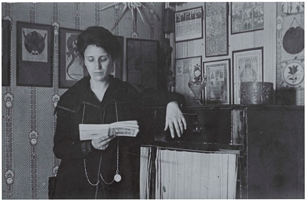 - Retrato de Francisca Rius en su casa-estudio, c. 1920. Publicado en el libro “Diari íntim. La vida quotidiana a la rereguarda. Barcelona, 1938 i 1939”. Publicacions de l’Abadia de Montserrat, Barcelona 2009.