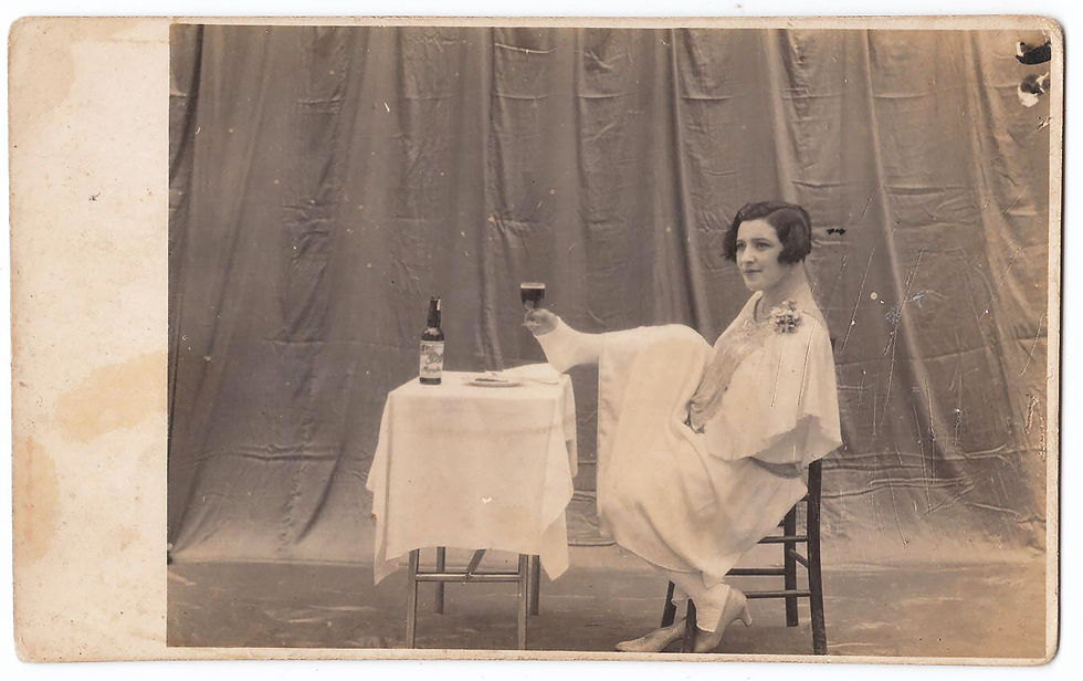 - Retrato de Regina García brindando, 1930. Portal Memoria digital de Asturias.
