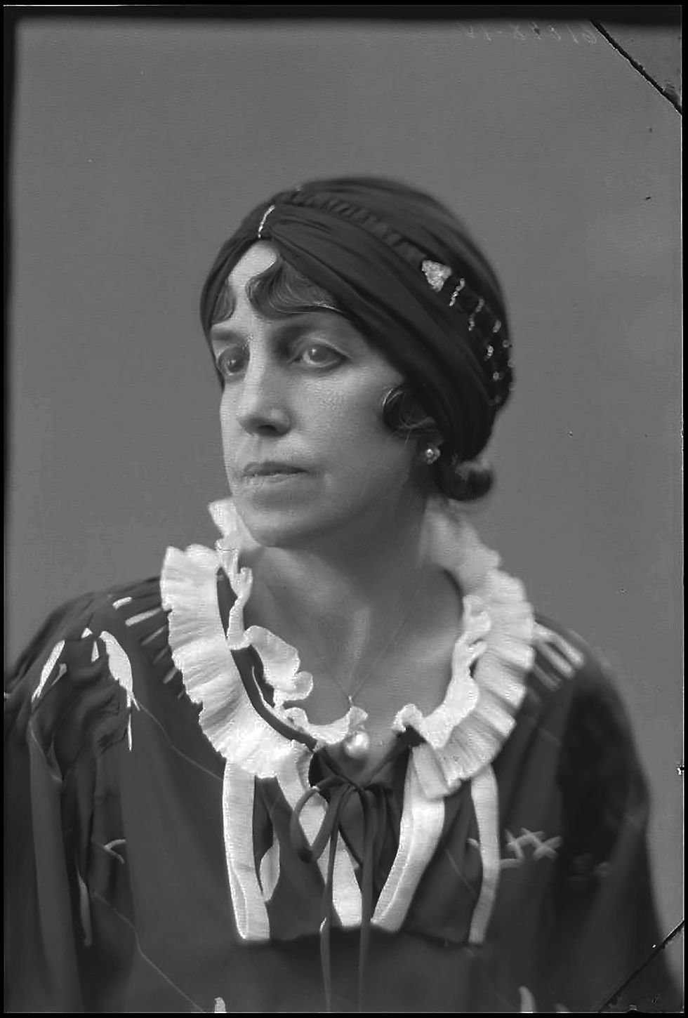 - Retrato de María Sorolla, c. 1920. Fotografía de Christian Franzen y Nissen (1864-1923). Archivo Colección RTVE Franzen.
