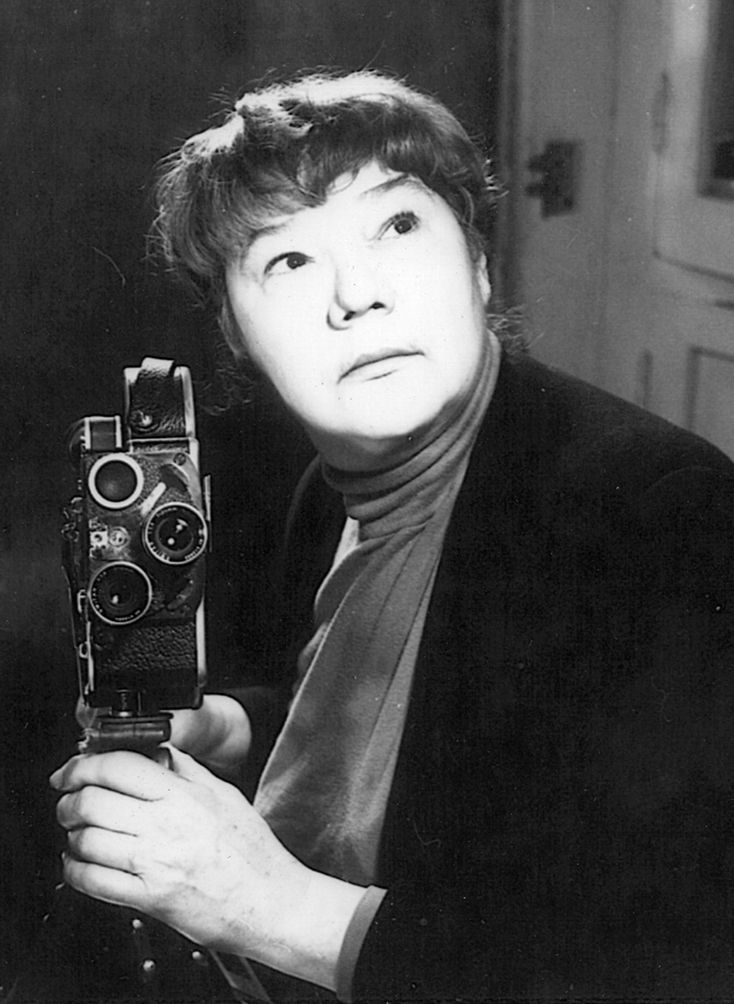 - Marie Menken con su cámara suiza de 16 mm. "Bolex". Archivo personal de Joseph J. Menkevich, sobrino de Marie Menken.