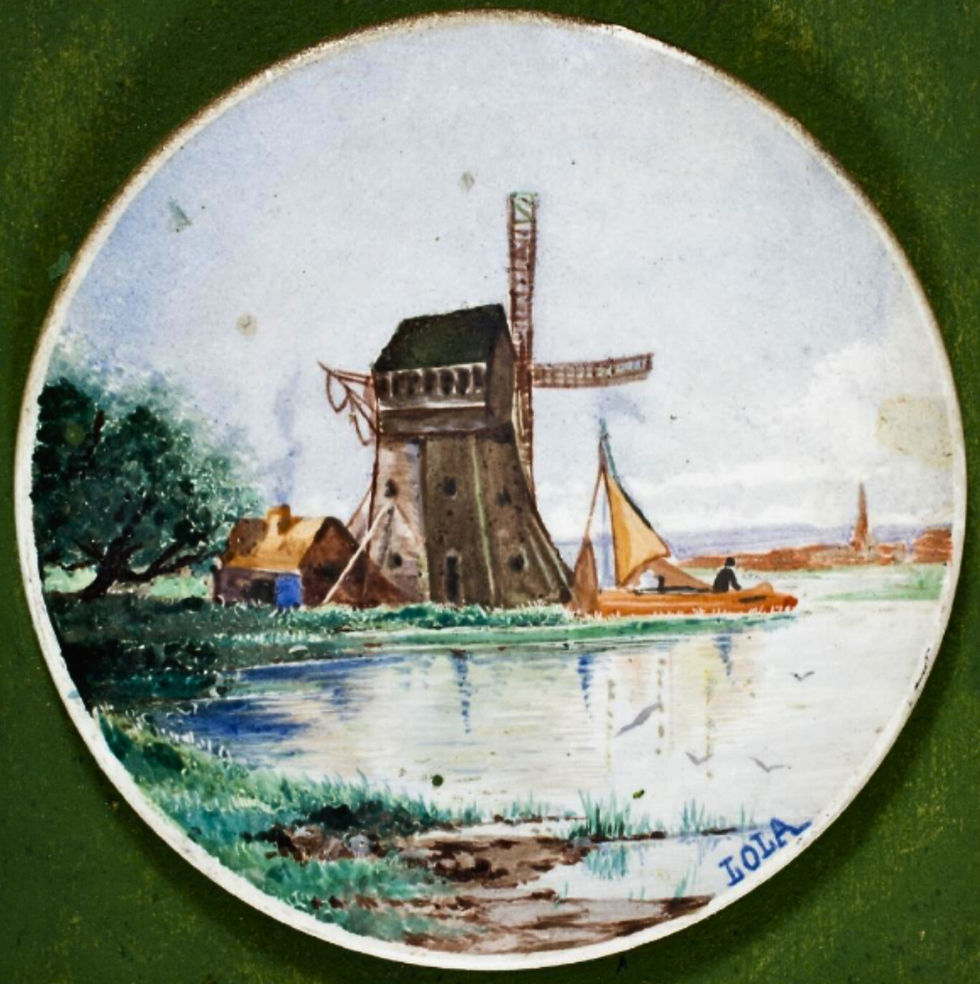 - Lola Morote, "Molino holandés", c. 1940. Placa circular, vidriado sobre loza, 10 cm. de diámetro. Museo Nacional de Cerámica y Artes Suntuarias González Martí, Valencia. Foto de Javier Rodriguez Barrera.