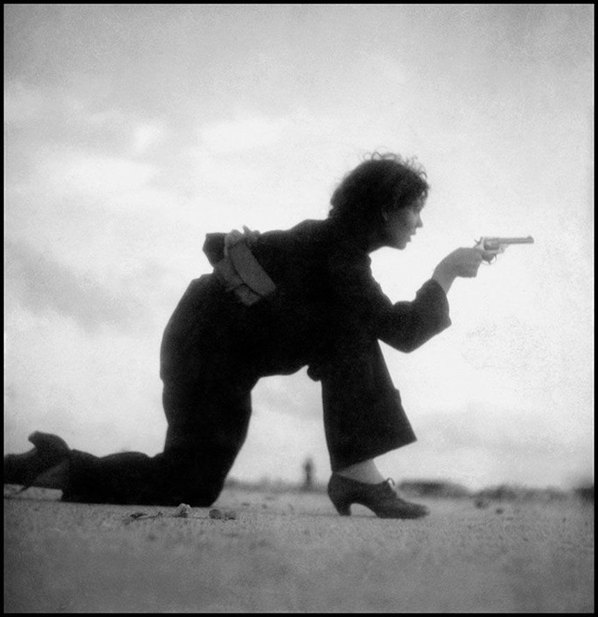 - Gerda Taro, "Entrenamiento de una miliciana republicana en la playa", Barcelona, 1936, (Republican militiawoman training on the beach, outside Barcelona, August 1936) © International Center of Photography, NY.