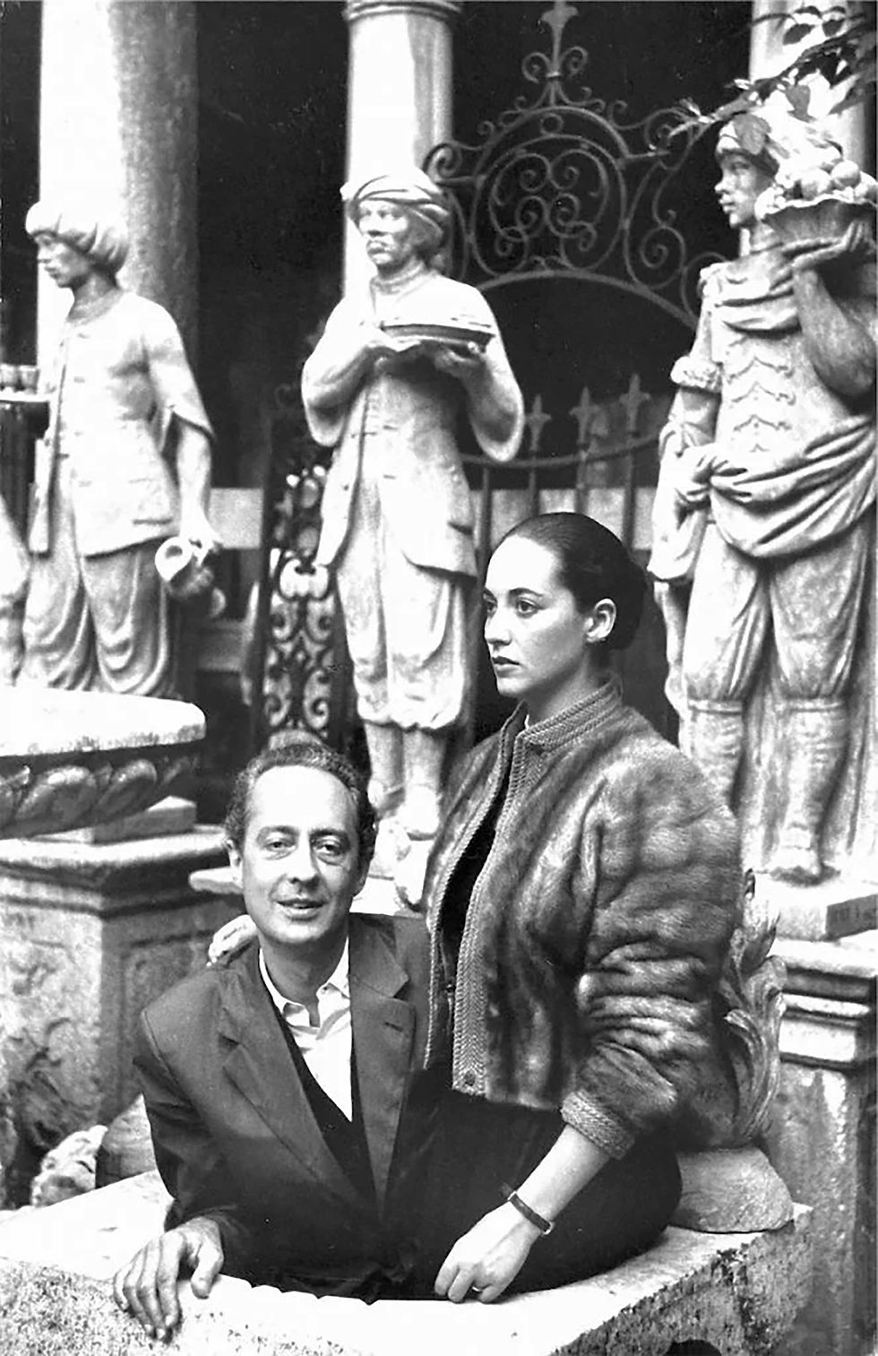 - Henri Cartier-Bresson, "Bona and André Pieyre de Mandiargues in Venice", 1954. Cortesy Alison Jacques Gallery, London © The Estate of Bona de Mandiargues.