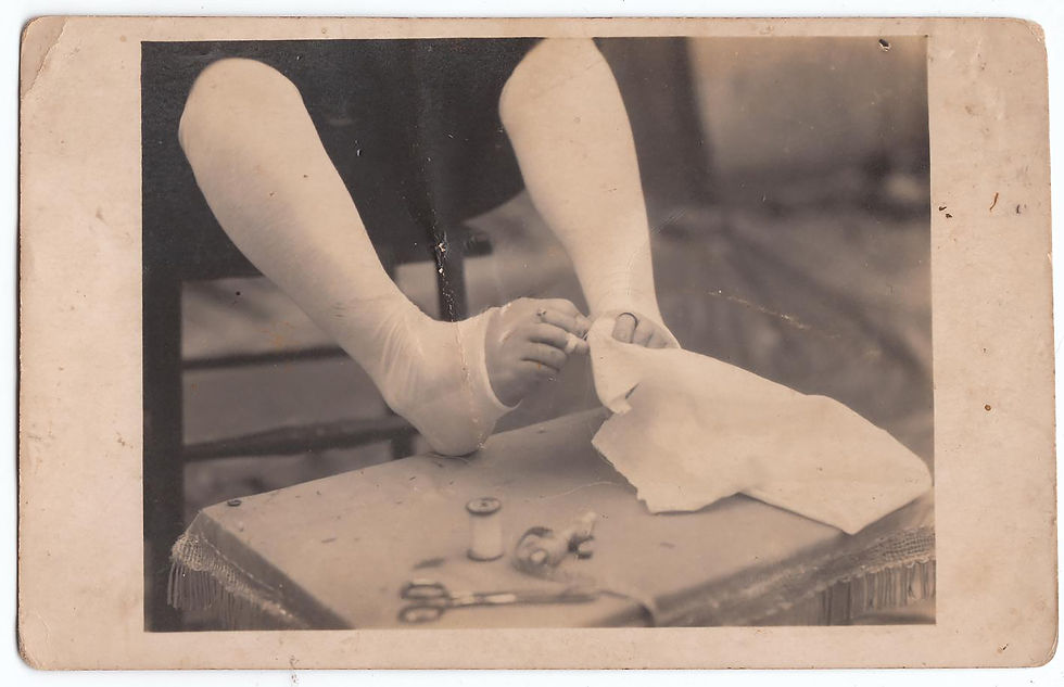 - Fotografía de Regina García cosiendo, 1930. Portal Memoria digital de Asturias.