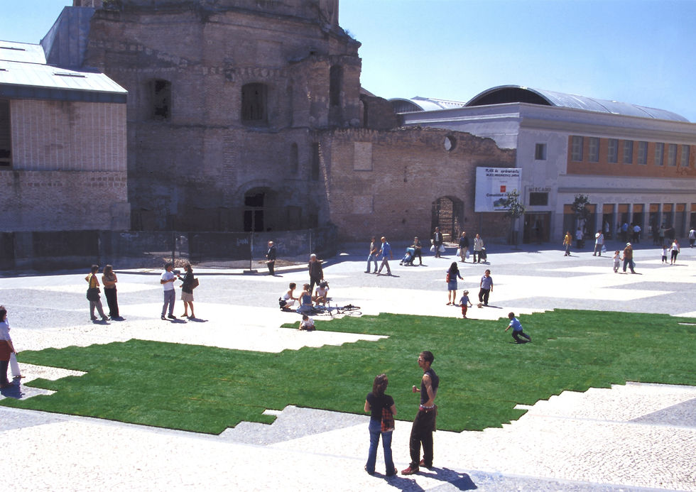 - Diana Larrea, "Bajo el adoquín está el jardín", 2003. Intervencion urbana con césped natural, Plaza de Agustín Lara, Lavapiés, Madrid.
