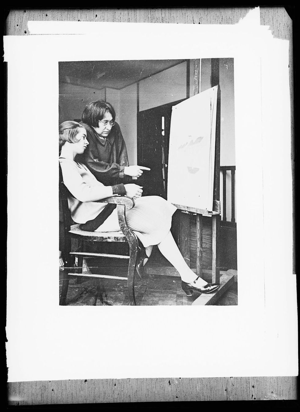- Retrato de María Blanchard dando clase a Jacqueline Rivière, hija de su amiga y primera biógrafa Isabelle Rivière (1889-1971). Fotógrafo Marc Vaux (1895-1971). Centre Pompidou-MNAM/CCI-Bibliotèque Kandinsky, París.
