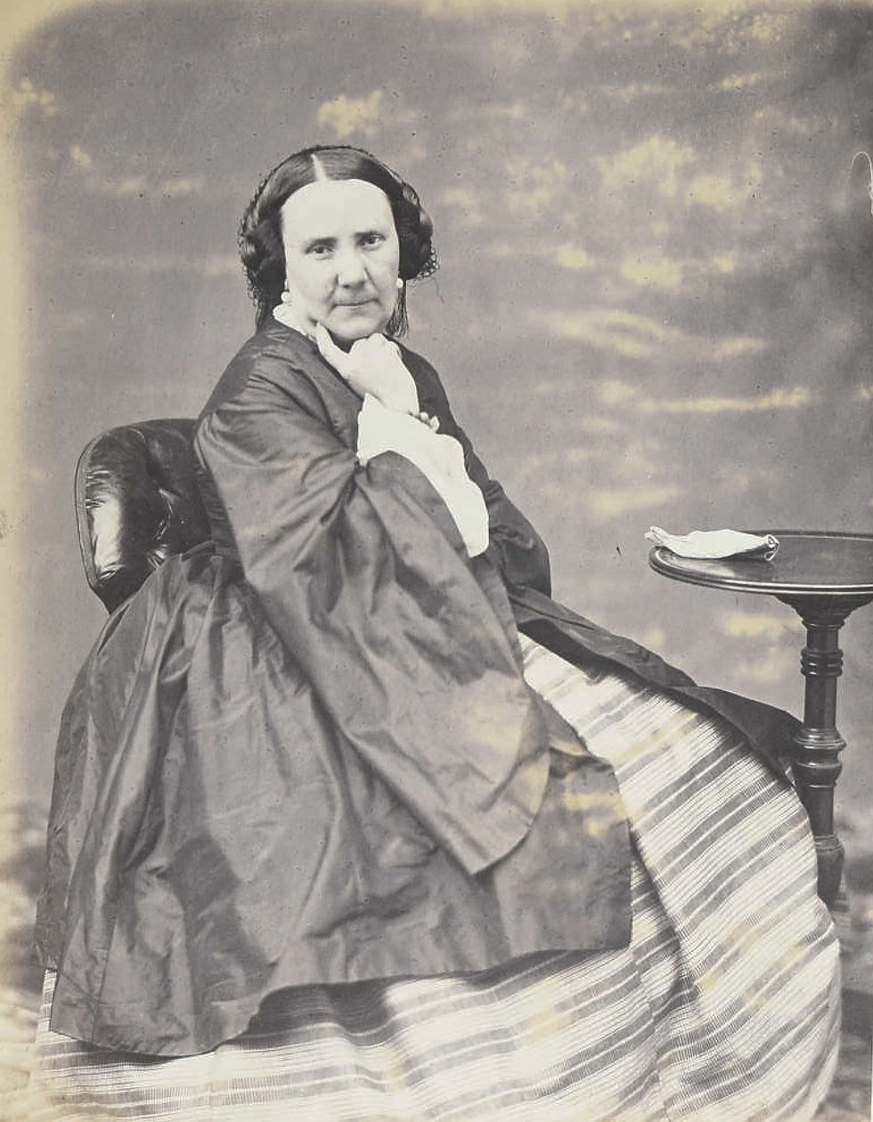 - Retrato de Asunción Crespo, c. 1859. Fotografías recogidas por el pintor Manuel Castellano. Tomo 20, nº 78, papel albúmina. Biblioteca Nacional de España, Madrid.