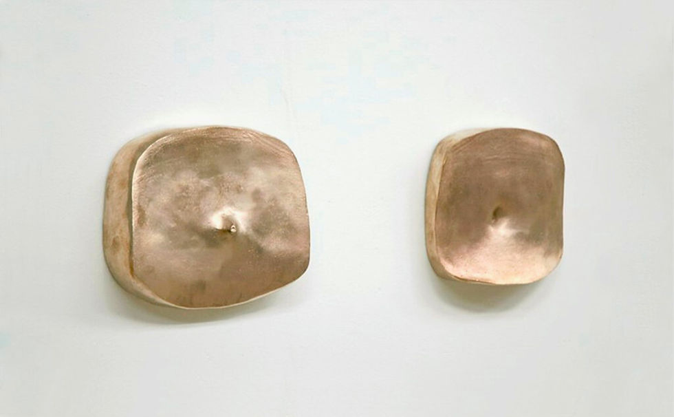 - Yolanda Herranz, "Mi vientre", 2007. De la serie "Distancias y/o Diferencias"  (proyecto "El cuerpo de la artista"). Bronce, 190 x 10 x 10 cm.