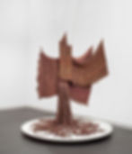 - Aurèlia Muñoz, "Ente místico", 1977. Tapiz de sisal y yute, 205 x 300 x 130 cm. MACBA, Barcelona © Herederos de Aurèlia Muñoz