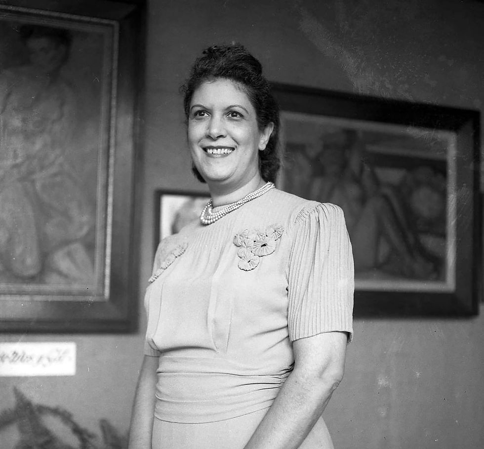 - Retrato de Celeste Woss y Gil, c. 1942. Fotografía de "Conrado" Kurt Schnitzer (1908-1972). AGN Archivo General de la Nación, Santo Domingo. República Dominicana.