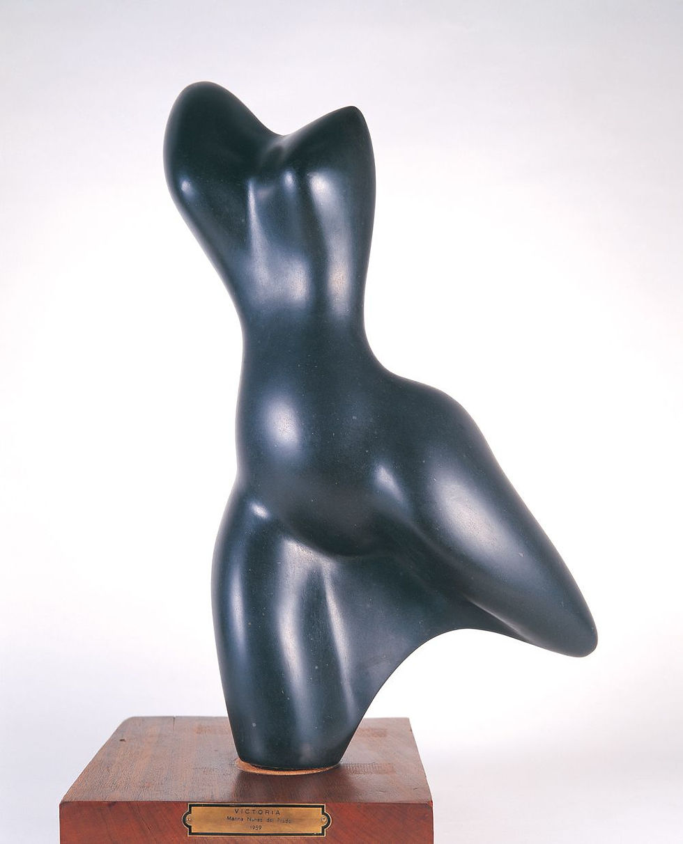 - Marina Núñez del Prado, "Victoria", 1958. Talla en basalto, 58 x 38 x 18 cm. Colección Banco de la República de Colombia.