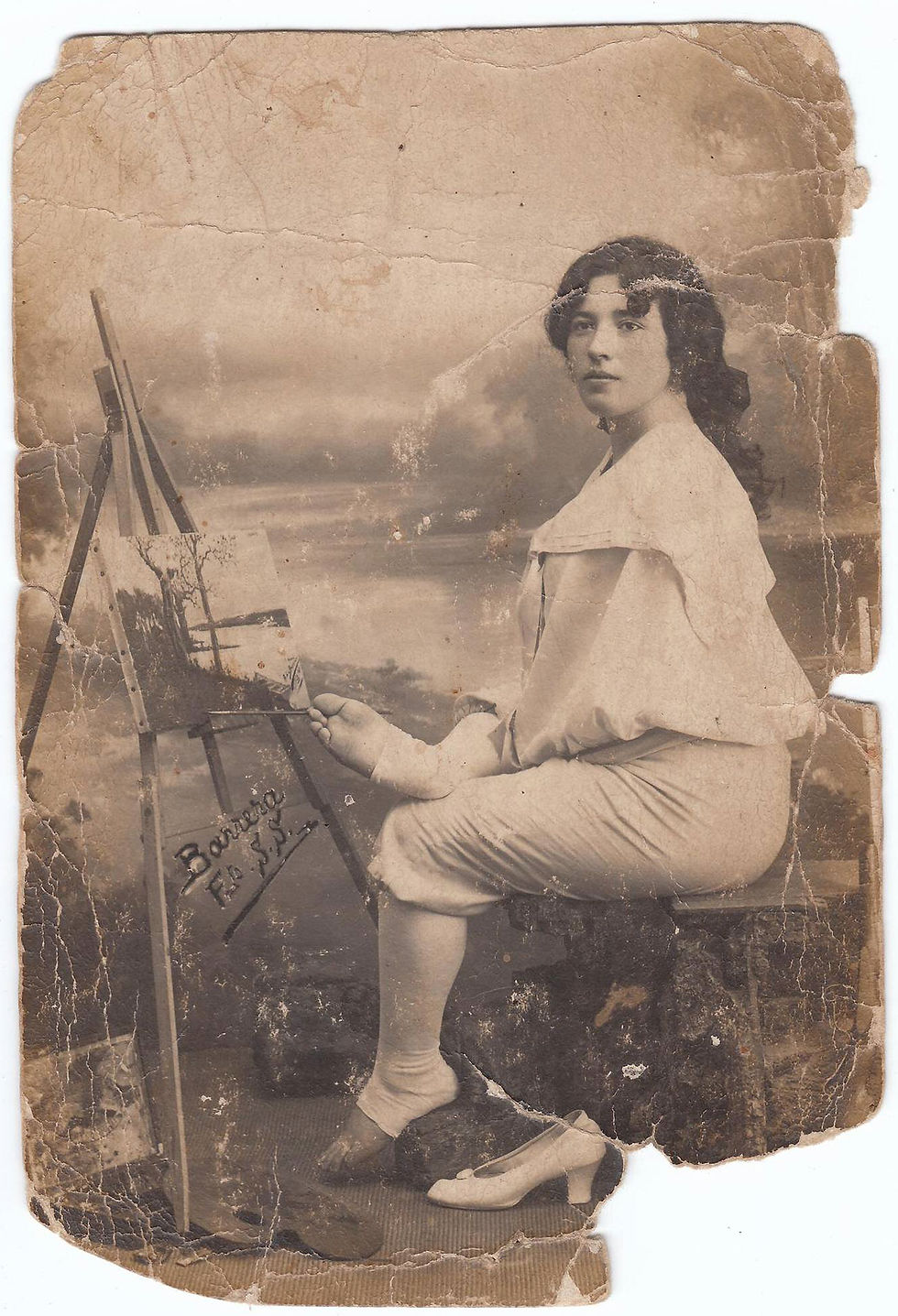 - Retrato de "La Asturianita" frente al caballete, c. 1930. Portal Memoria digital de Asturias.