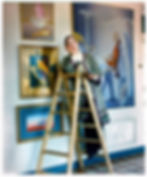 - Retrato de Margaret Modlin posando frente a sus obras en su casa-estudio, c. 1985. Archivo Modlin, Paco Gómez, Madrid.