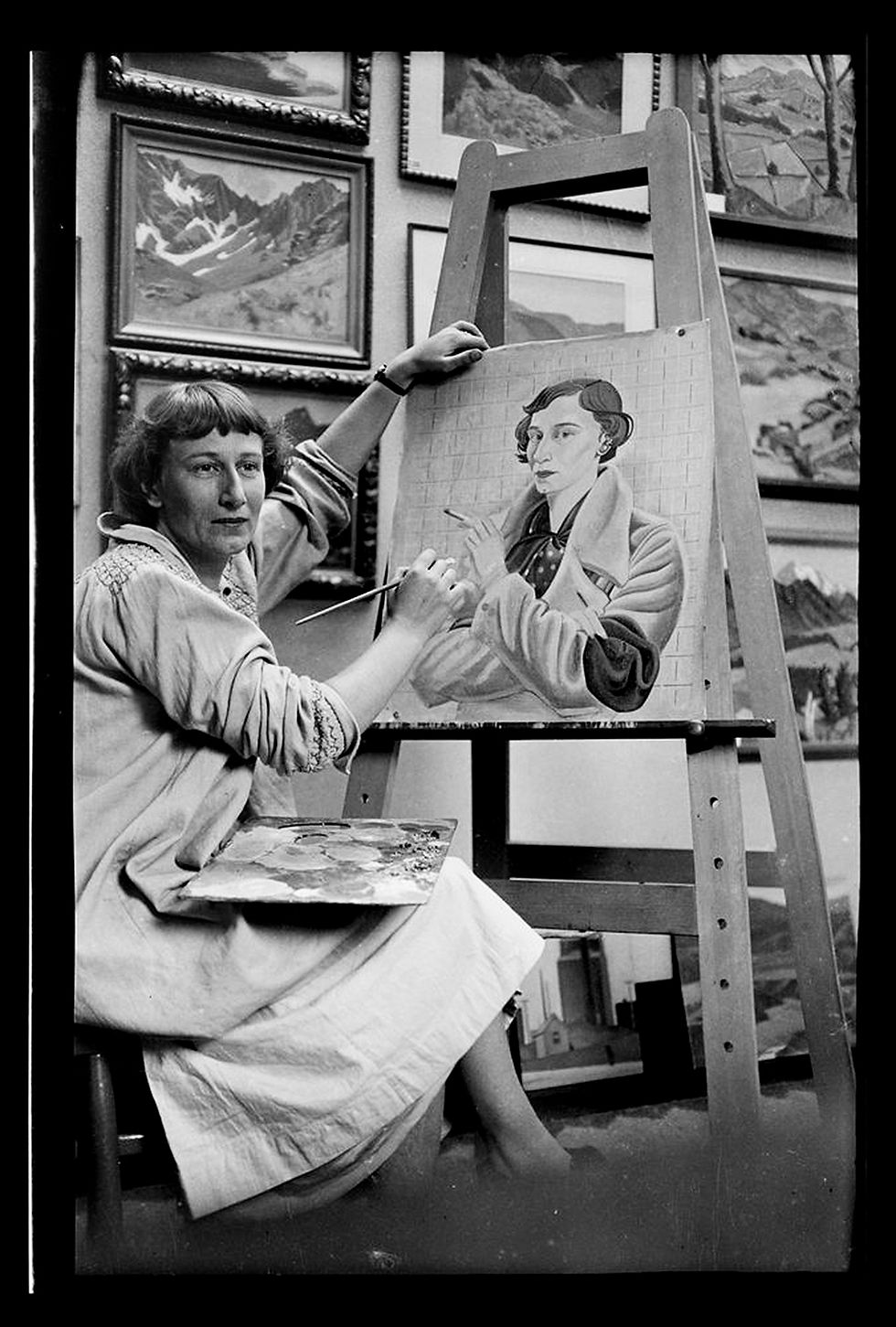 - Rita Angus pintando su autorretrato en 1936, retratada por la fotógrafa neozelandesa Jean Bertram (1908-2000). Museum of New Zealand Te Papa Tongarewa, Wellington. NZ.