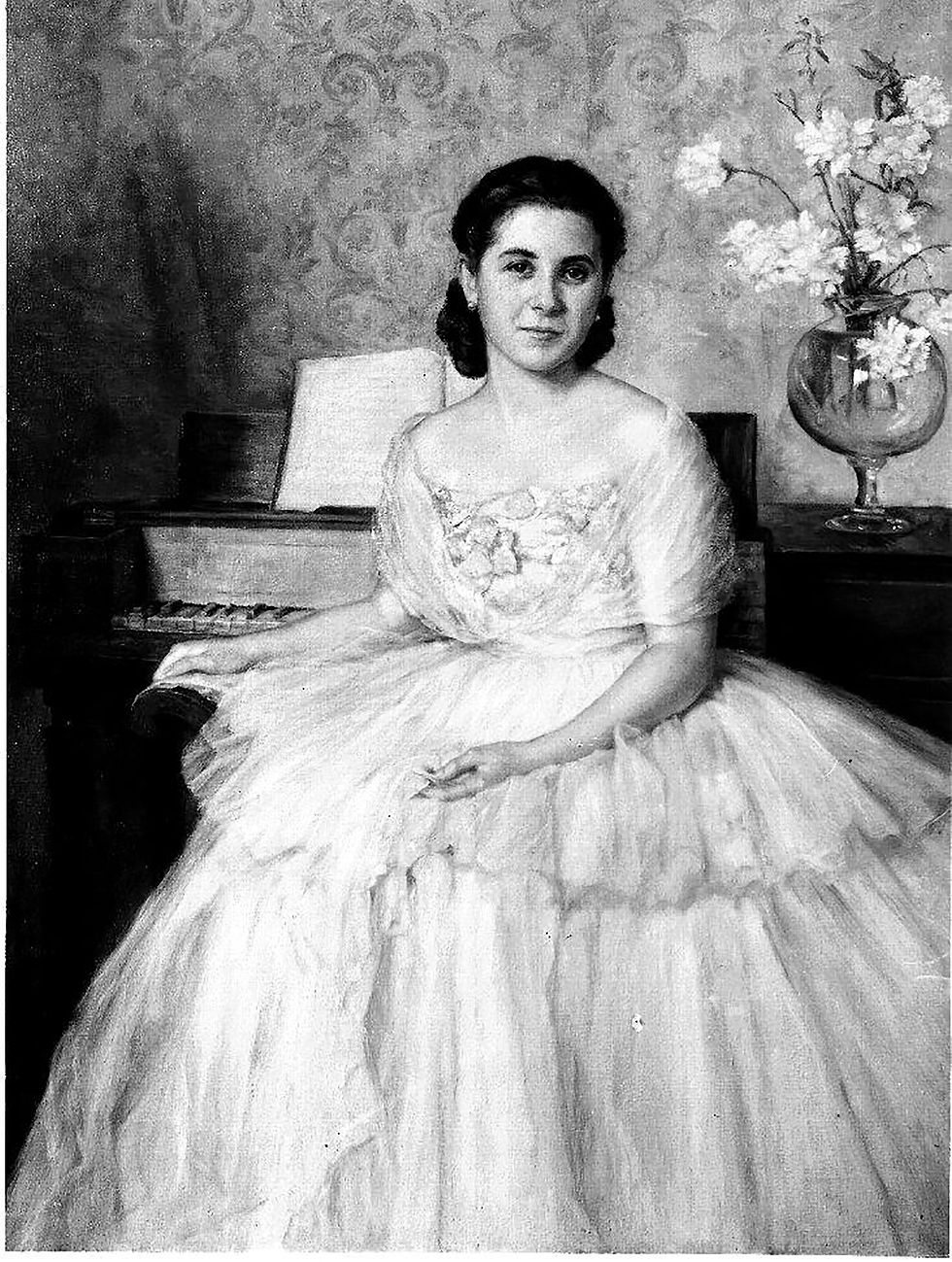 - Nelly Harvey, "Retrato de la cantante lírica Herminia Laborde, con su vestido de puesta de largo de Balenciaga", 1948. Presentado en la Exposición Nacional de Bellas Artes en 1950. Colección particular. Archivo Moreno, Fototeca del IPCE, Ministerio de Cultura de España.