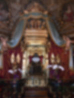 - El cuerpo incorrupto de Santa Catalina, sentada en el trono y presentada ante los fieles en su capilla del interior de la Iglesia del Corpus Domini en Bolonia. Fotografia de Lovio, 2012.