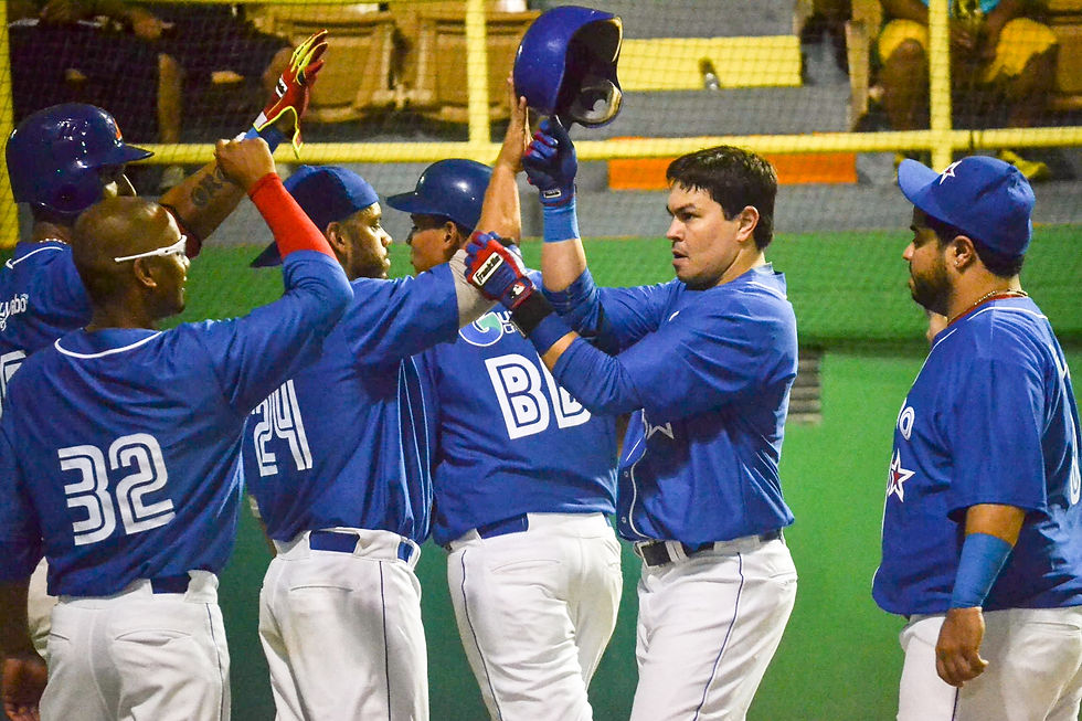 Los Guaynabo 5 Stars mantienen la mejor racha del torneo. En la foto, Luis González saluda a sus compañeros.