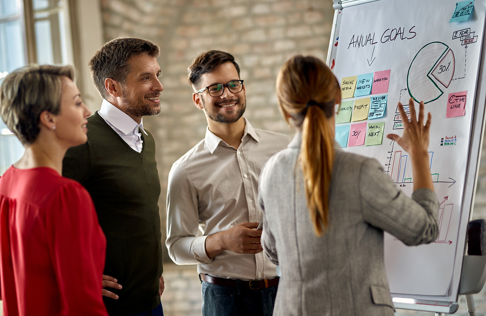 equipo-de-negocios-feliz-cooperando-mientras-analiza-el-progreso-de-su-negocio-en-la-pizar