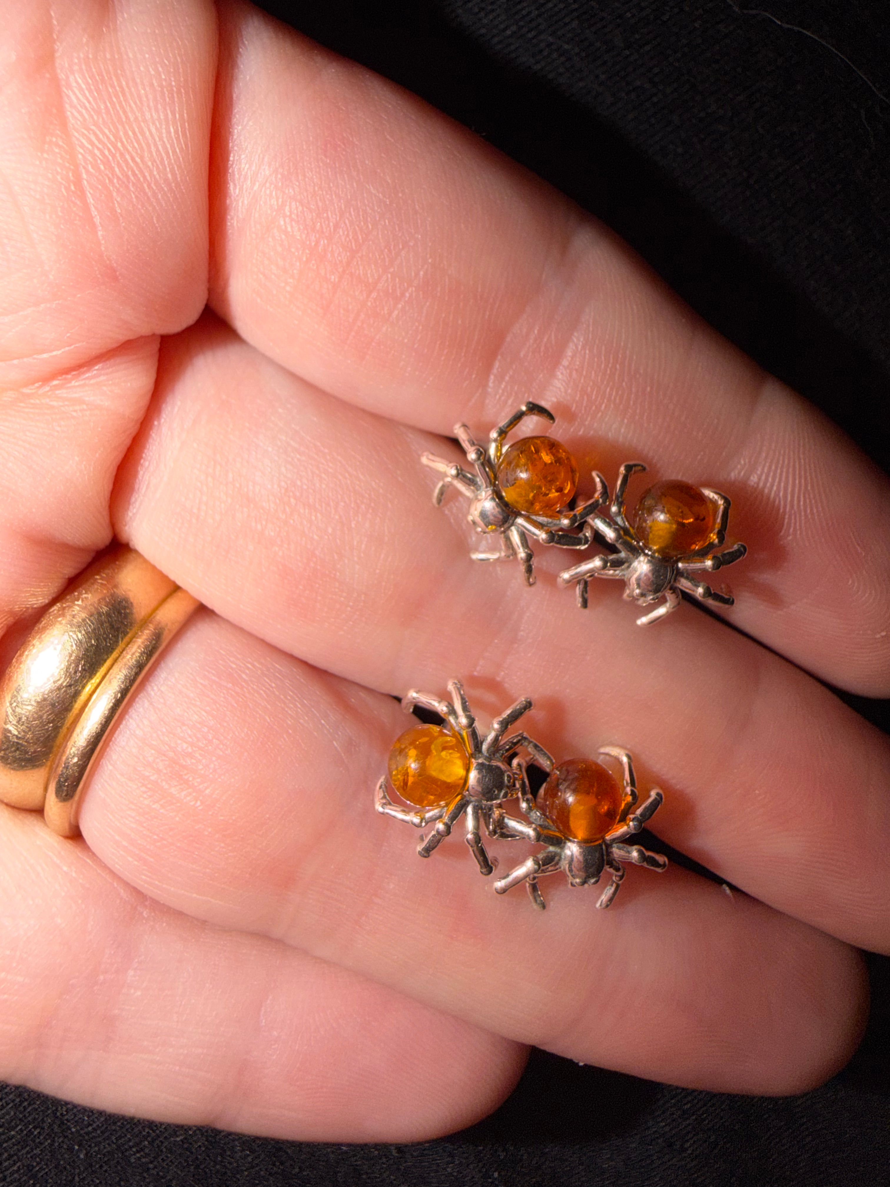 Spider amber studs 