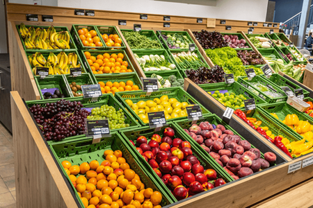 Obst- und Gemüseregale aus unserer Schreinerei im Obsthof Strodels. 