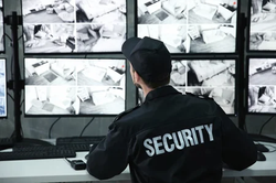 112519695-guardia-de-seguridad-masculino-que-trabaja-en-la-sala-de-vigilancia