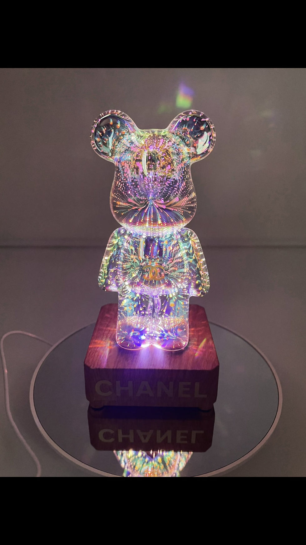 Miniature : Ourson lumineux LED multicolore – Édition CHANEL sur socle - 20 cms