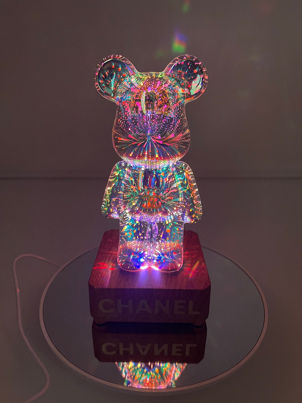 Miniature : Ourson lumineux LED multicolore – Édition CHANEL sur socle - 20 cms