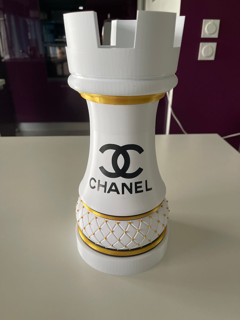 Miniature : Tour d'Échecs Chanel Blanc & Or – Edition Luxe 31 cms