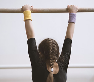 Gymnaste sur une barre en bois