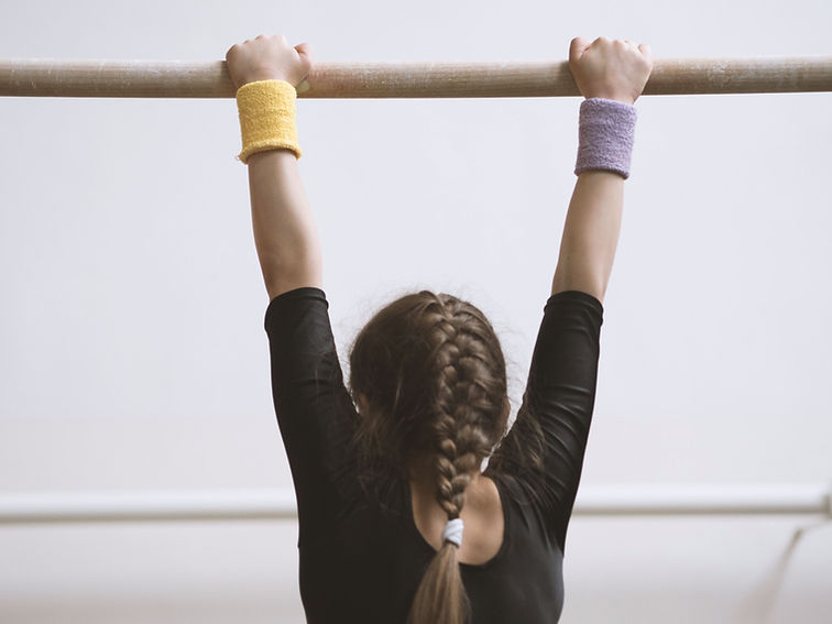Mädchen hält Turnstange