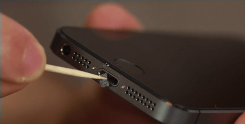 تنظيف منفذ الشحن في الهاتف