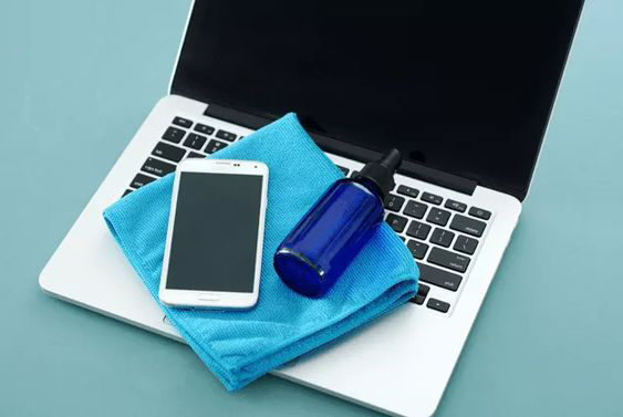 استخدام الكحول من أجل تعقيم الهاتف