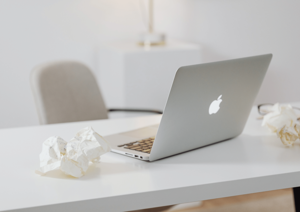 توصية أبل: كيفية تنظيف شاشة الماك بوك بطريقة صحيحة