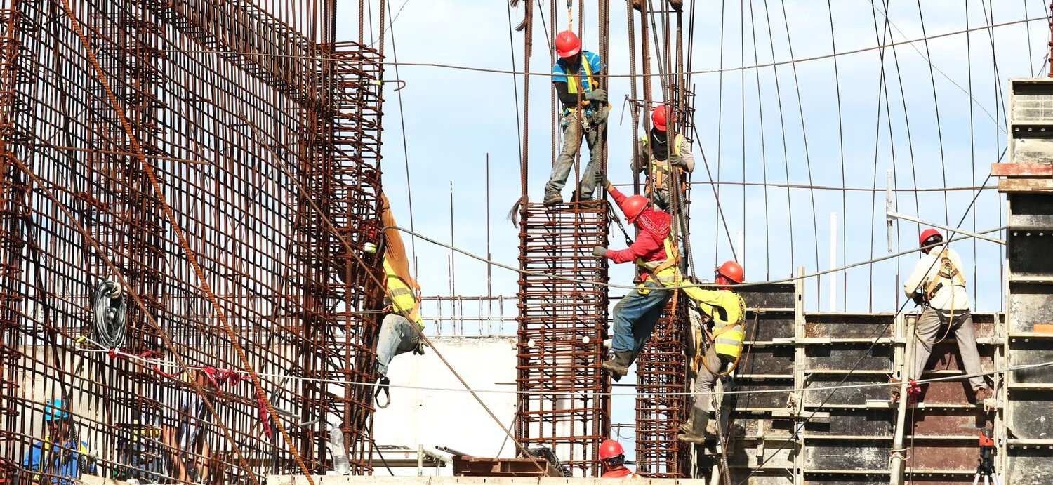 مواقع الإنشاء الخطرة والتقاط الصور السليفي فيها