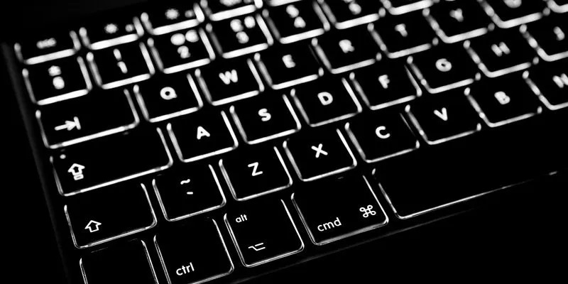 تشغيل إضاءة لوحة المفاتيح في ماك بوك