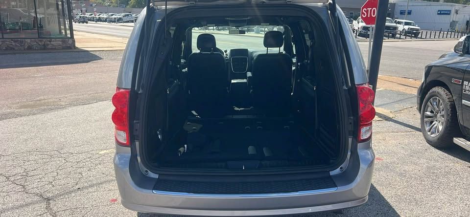 Thumbnail: 2016 Dodge Grand Caravan Passenger R/T Minivan 4D (2C4RDGEG9GR275005)