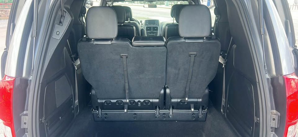 Thumbnail: 2016 Dodge Grand Caravan Passenger R/T Minivan 4D (2C4RDGEG9GR275005)