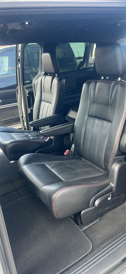Thumbnail: 2016 Dodge Grand Caravan Passenger R/T Minivan 4D (2C4RDGEG9GR275005)