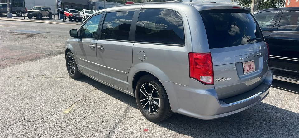 Thumbnail: 2016 Dodge Grand Caravan Passenger R/T Minivan 4D (2C4RDGEG9GR275005)
