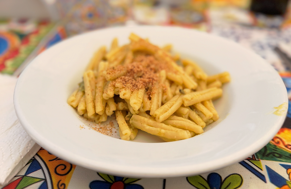 Caserecce agli asparagi e mollica tostata, piatto tipico locale.