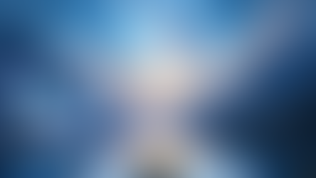 Homem sentado diante de um lindo lago com um majestoso nascer do sol. Do lado esquerdo uma representação de cidade tecnológica moderna e do outro lado do lago uma casinha simples.