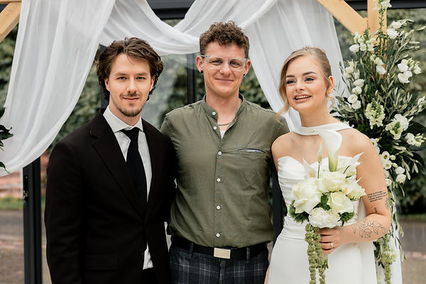 Live-Maler mit Brautpaar auf einer Hochzeit