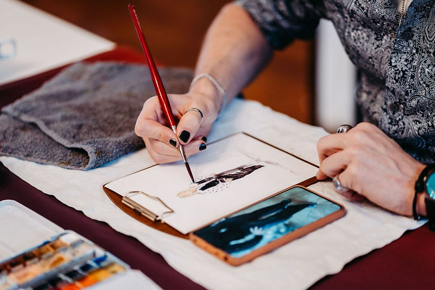 Hände malen mit Pinsel auf Skizzenblock, Smartphone, Live Painting Hochzeit.