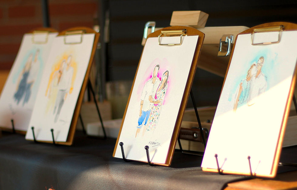 Mehrere Klemmbretter mit Aquarell-Paarporträts auf Staffeleien, warmes Licht, Ausstellungs- oder Hochzeitsdeko.