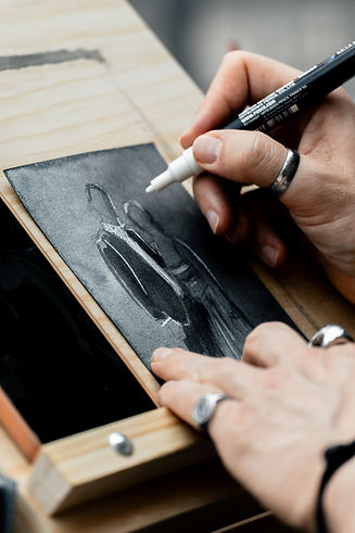 Hochzeitsmaler malt Schwarz-Weiß-Kunst